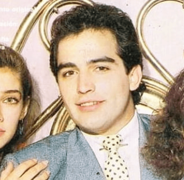 En 'Amor en silencio' Omar Fierro 
<b><a href="https://www.univision.com/famosos/erika-buenfil-pone-fin-a-los-chismes-y-admite-que-con-dos-galanes-si-tuvo-amorios-fotos" target="_blank">conoció a Erika Buenfil</a></b> y fueron novios en la vida real.