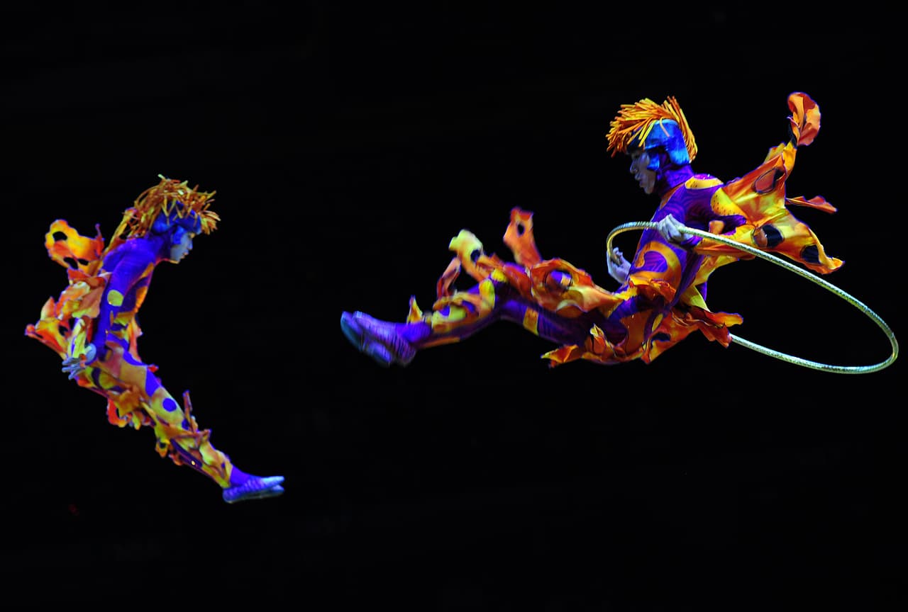 Alrededor de 400 personas, entre artistas, entrenadores y equipo de producción trabaja en las dos producciones.