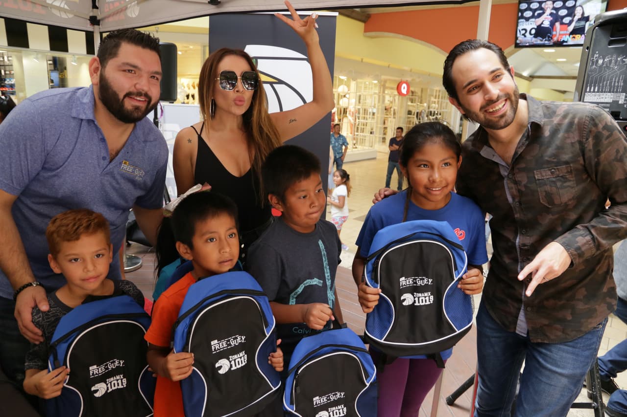 Los niños estaban ansiosos por recibir sus mochilas.
