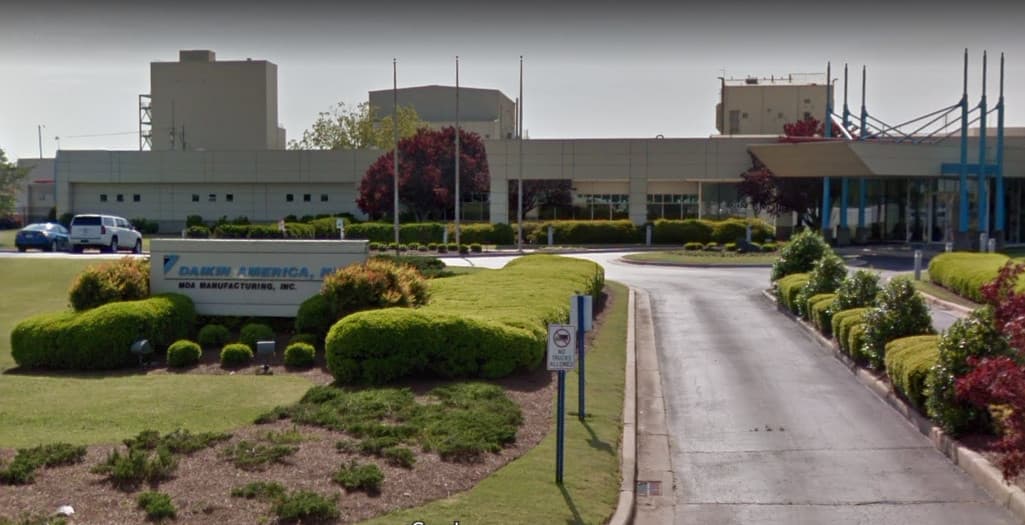 <b>4. Daikin America,</b> Decatur, Alabama: dos trabajadores murieron y uno resultó gravemente enfermo -y luego murió- tras la exposición a toxinas peligrosas en esta planta de fabricación de productos químicos. Según la investigación de la OSHA, el empleador no proporcionó el equipo de protección adecuado ni implementó prácticas de trabajo seguras durante las actividades de mantenimiento.