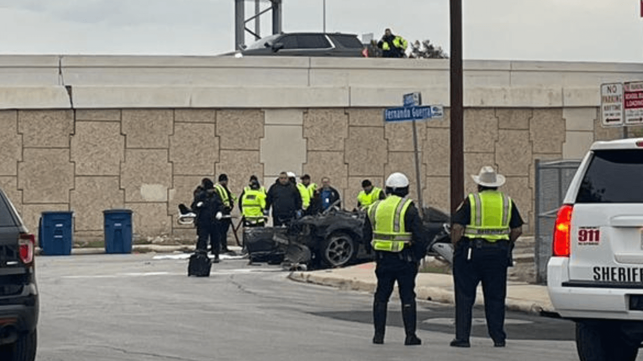 Muere una pasajera en un auto que era perseguido por la policía y que cayó de puente