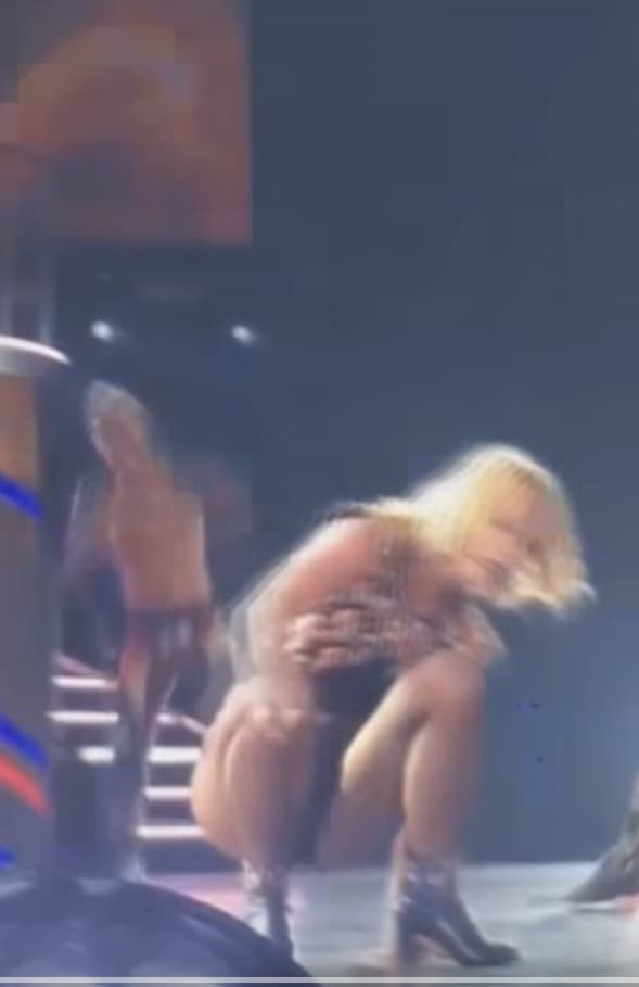 Fue tanto su dolor que decidió quedarse sentada en el piso por algunos minutos, mientras cantaba.