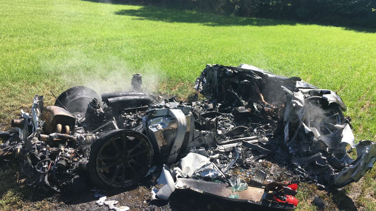 Son numerosos los casos en que 
<b>coches superdeportivos terminan reducidos a cenizas</b>. Algunas ocasiones esto ocurre sin razón aparente, pero en muchos otros los accidentes relacionados a la alta velocidad son una constante, usualmente relacionada con conductores imprudentes.
<br>
<br>Obviamente también existe el factor técnico; 
<b> una pieza o material defectuoso utilizado en la producción </b>del vehículo puede ser letal. La falta de mantenimiento preventivo también puede ser un factor. 
<br>
<br>La muerte del actor
<b> Paul Walker</b>, quien a finales de noviembre cumple cuatro años de haber fallecido en un impactante choque a bordo de un 
<b>Porsche Carrera GT</b>, y el reciente deceso de la modelo mexicana de 
<b>Stephanie Rivera,</b> a bordo de un Lamborghini, nos lleva a retomar este tema. 
<br>
<br>Aquí te presentamos algunas de las causas que originan un incendio en un coche superdeportivo. 
<b>Si eres propietario de uno, tienes que considerarlas</b>. 
<br>