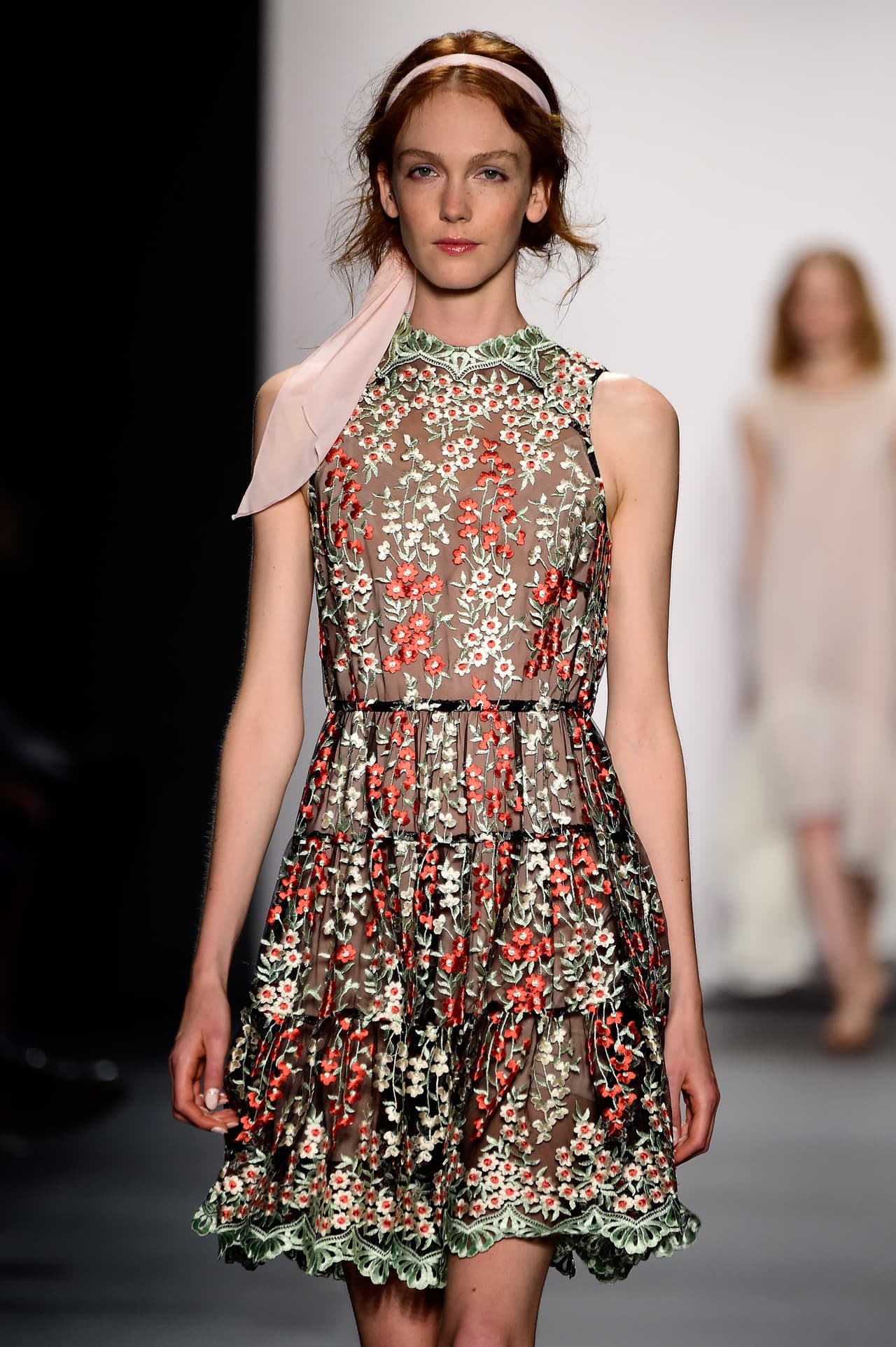 Pero los brillos y los colores claros fueron los que impactaron a todos con un estilo muy ‘chic’ ofreciendo muchas opciones en faldas, jumpsuits y blazers.