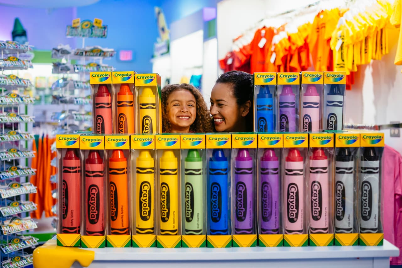 Como suele ocurrir en estas atracciones, la salida pasa por una tienda. En este caso, el espacio de 5,000 pies cuadrados comercializa una amplia gama de productos de Crayola, incluidos peluches y camisetas.