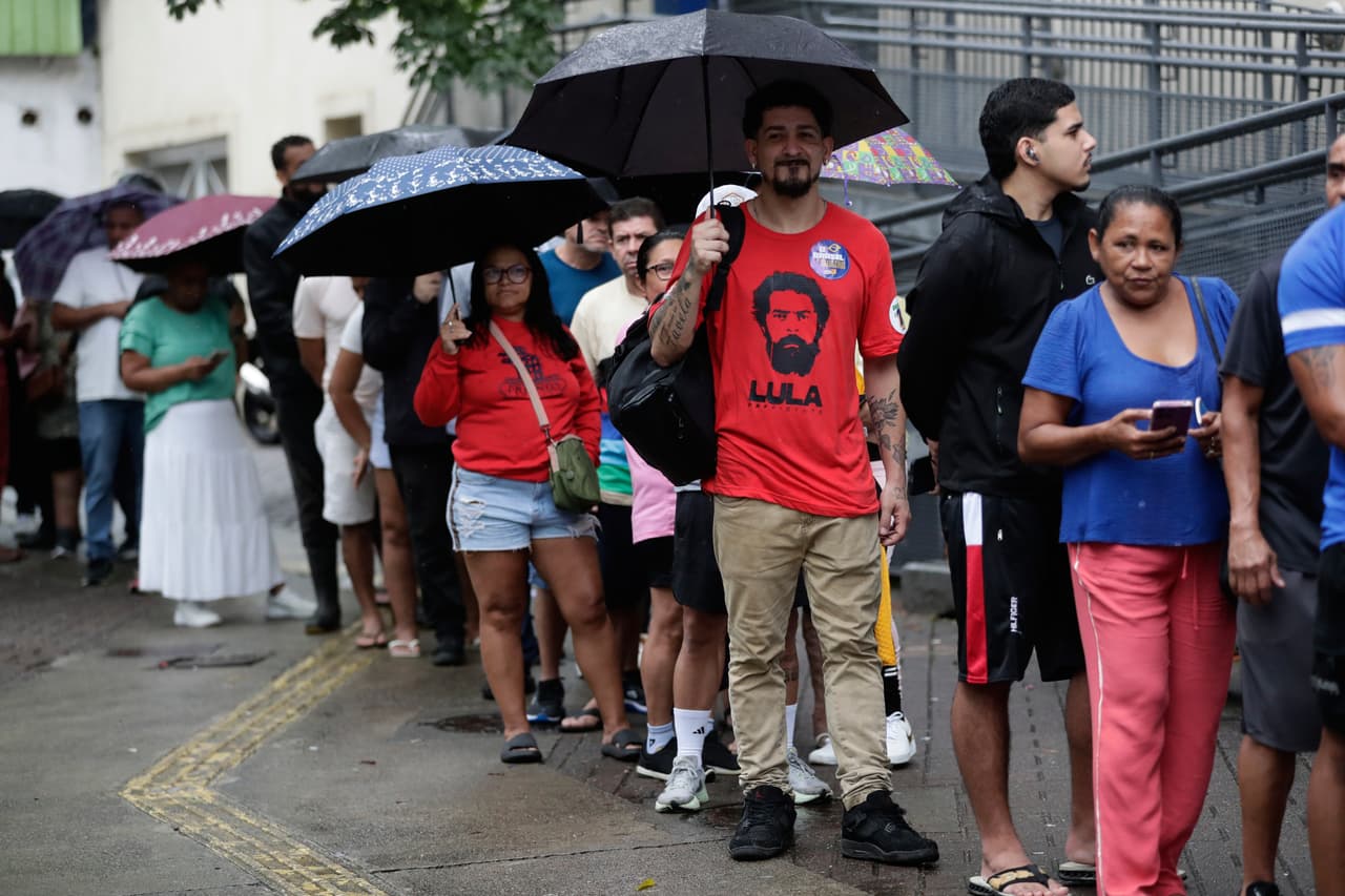 Los votantes hacen fila en un centro de votación durante la segunda vuelta de las elecciones presidenciales en Río de Janeiro, el domingo 25 de octubre de 2026. (Foto AP/Bruna Prado)