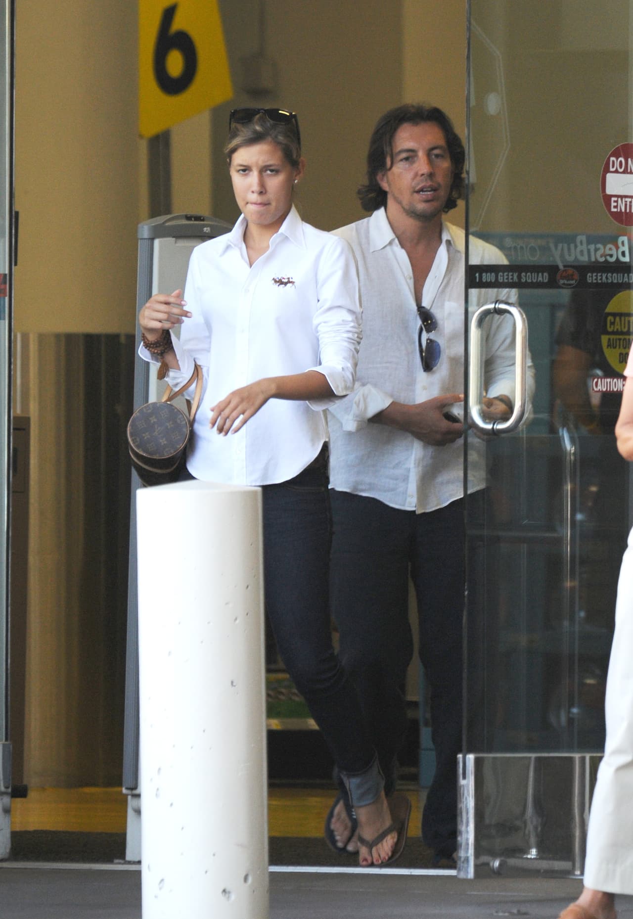 El paseo de la hija de Luis Miguel por Beverly Hills no había terminado todavía.