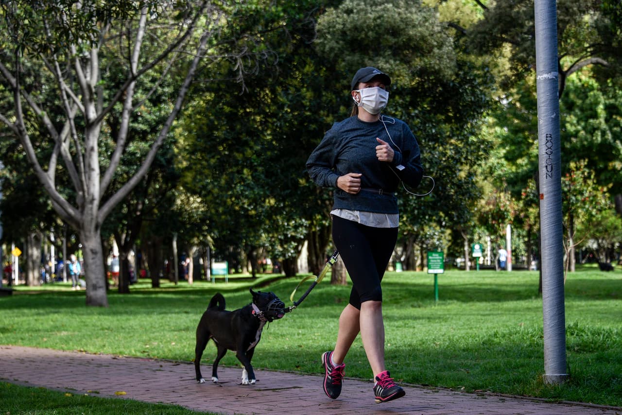 Usar o no una mascarilla para hacer ejercicio al aire libre, esto dice una experta