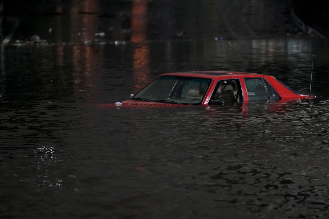Un vehículo quedó sumergido casi en su totalidad en Oakland. El condado de Alameda es uno de los muchos en el Área de la Bahía que ha decretado estado de emergencia a causa de la tormenta.