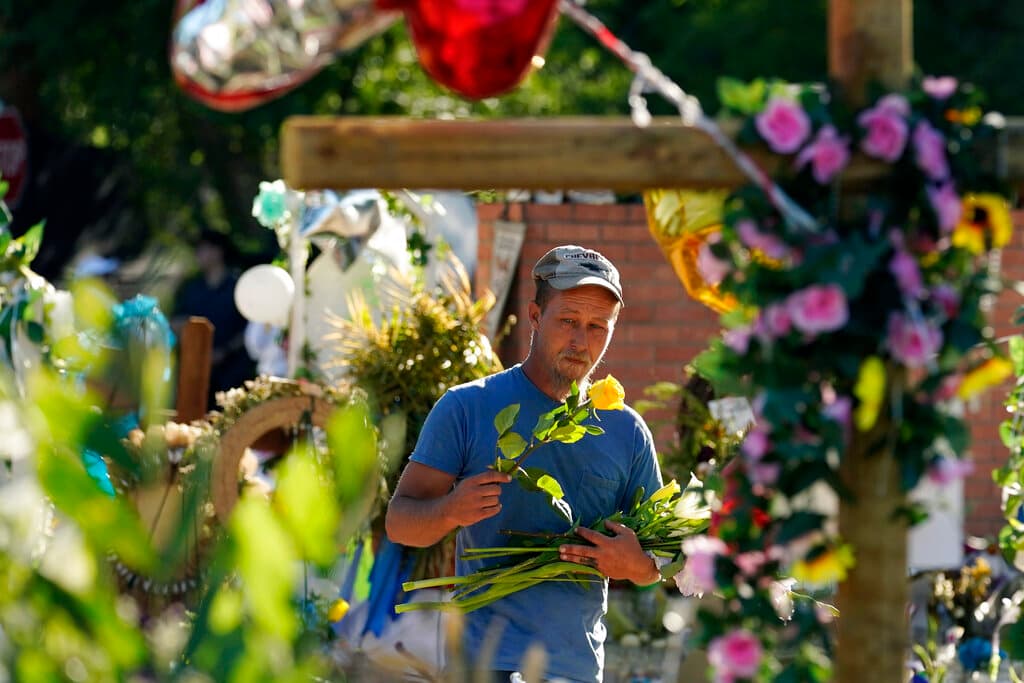 Un hombre deja 21 flores para cada víctima de la masacre ocasionada por un pistolero de 18 años.
