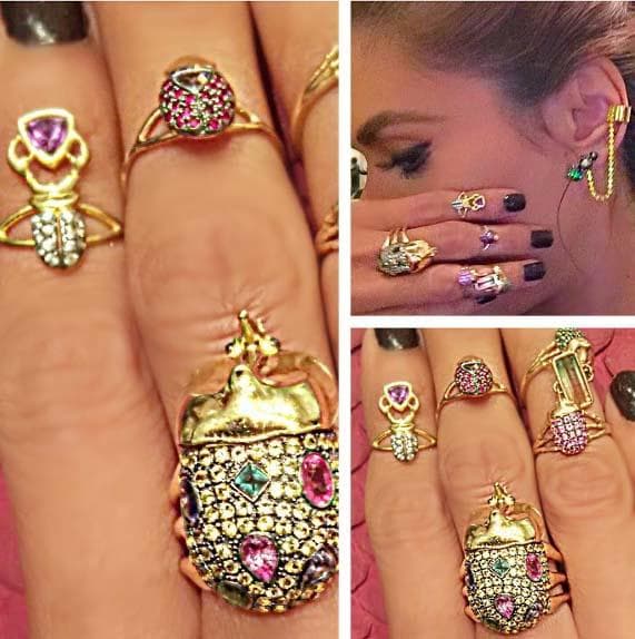 Los anillos gruesos y de pedrería combinados con piezas más delicadas o anillos midi permiten que su look no caiga en la monotonía.