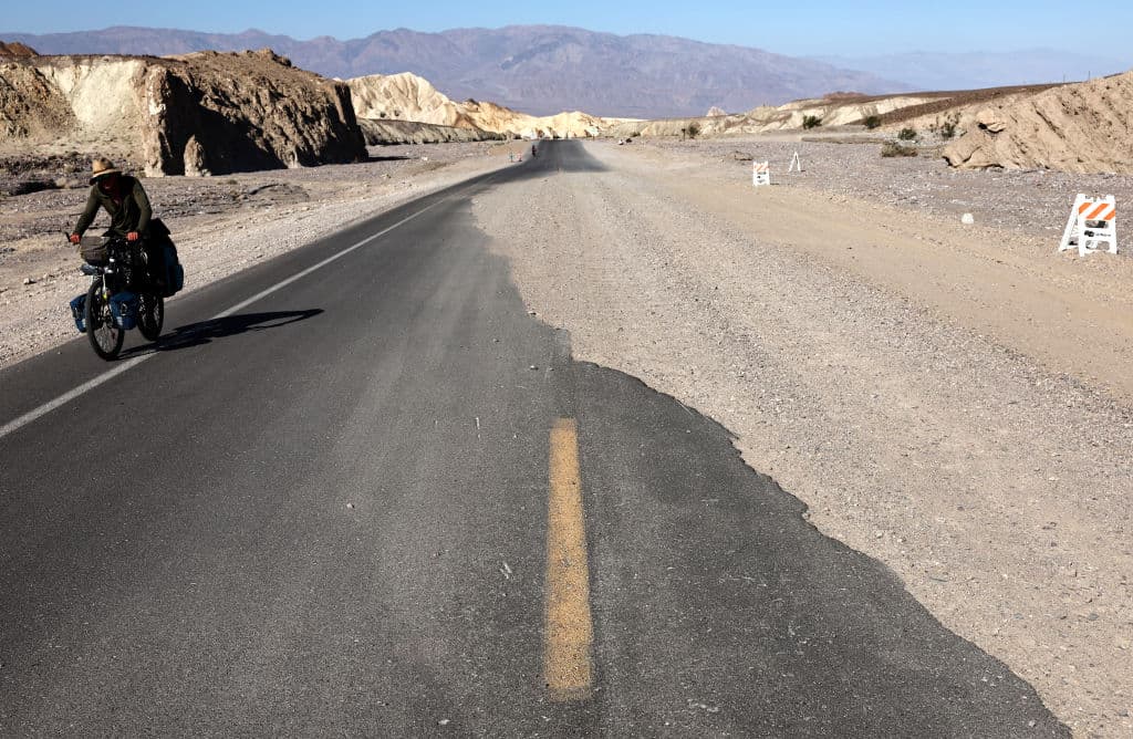 Algunas de las carreteras reabiertas muestran huellas de los daños provocados por la tormenta tropical Hilary. En un principio se estimó en $6 millones el costo de reparación solo de los principales accesos.