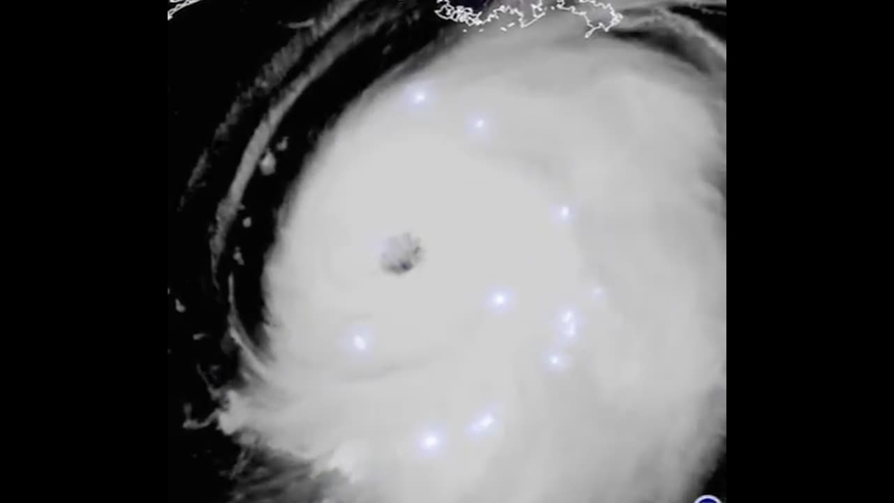 En otras imágenes capturadas a las 8 am hora del este, se aprecian unos puntos azules que son los rayos producidos por el huracán.