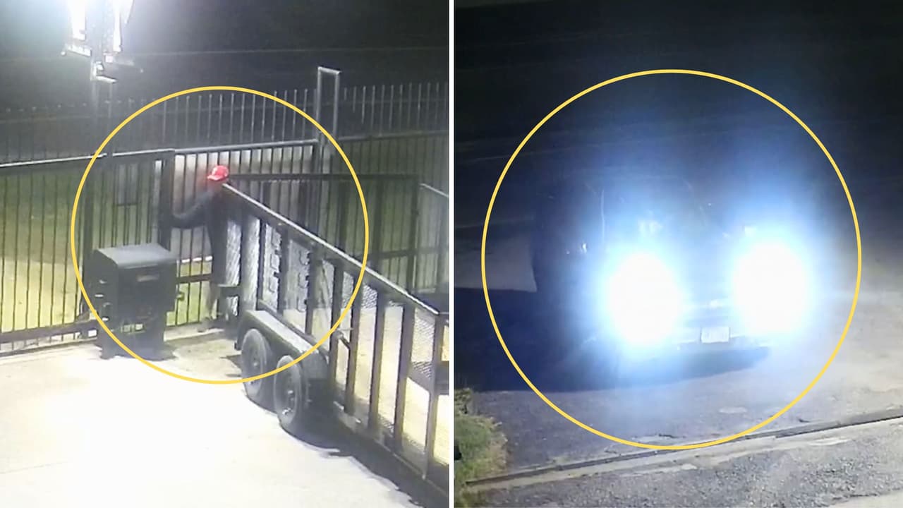 En el video de una cámara de seguridad, se observa cómo un hombre abre un portón, permitiendo que una camioneta entre al lugar.