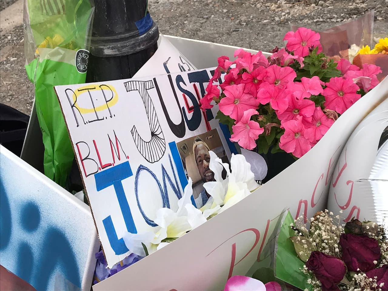 Crean altar en memoria de Jonathan Price, el hombre de 31 años que perdió la vida a manos de el ex oficial Shaun Lucas