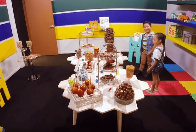 En la octava gala mini Albertano tuvo una doble participación, primero como cómplice de Albertano en el sketch de la cámara oculta y después en el 'Juego de las sillas'.