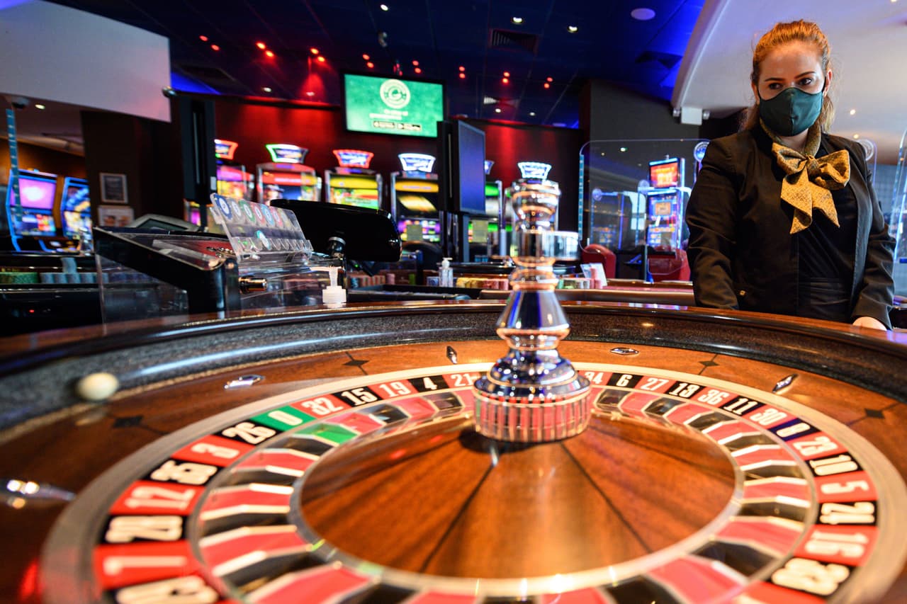 A partir del próximo lunes 31 de agosto los casinos podrán reabrir en Miami-Dade junto a los comedores internos de los restaurantes, ambos con capacidad limitada.
<br>