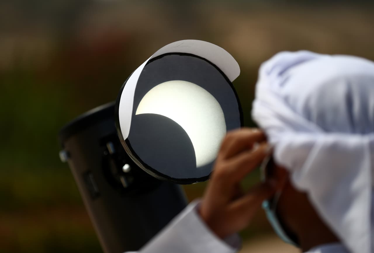 Este año el solsticio de verano trajo un fenómeno de gran belleza, un eclipse parcial de Sol, con su característico anillo de fuego, que se vio en África central y partes de Asia, pero no en América y solo de forma muy parcial en el sudeste de Europa. En en el 
<a href="http://althurayaastronomycenter.ae/" target="_blank">Centro Astronómico Al Thuraya,</a> en Dubai, Emiratos Árabes Unidos, un hombre observa el eclipse este domingo 21 de junio de 2020 .