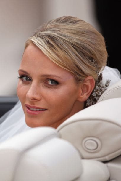 Para que su cuento de hadas pudiera hacerse realidad, Charlene Wittstock tuvo que convertirse al catolicismo. La ex nadadora, natural de Sudáfrica, tuvo que abandonar el protestantismo.