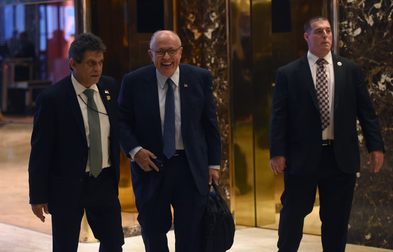 Luego de la victoria en las presidenciales de Donald Trump. el amigo y asesor de la campaña presidencial se presenta el 11 de noviembre de 2016 en la Torre Trump de Nueva York, donde se está planificando la constitución del Gabinete del presidente electo.