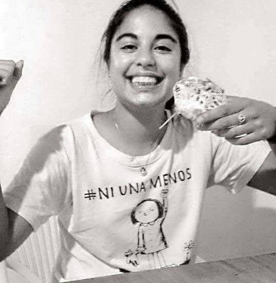 <a href="https://www.univision.com/noticias/america-latina/argentina-vuelve-a-gritar-niunamenos-por-la-muerte-de-una-joven-supuestamente-de-manos-de-un-violador-en-libertad-condicional"><b>El cuerpo sin vida de Micaela García, de 21 años, fue hallado un mes después de su desaparición</b></a>. El principal sospechoso de la muerte de la joven, que fue abusada y estrangulada, es un hombre condenado por una doble violación que gozaba de libertad condicional.