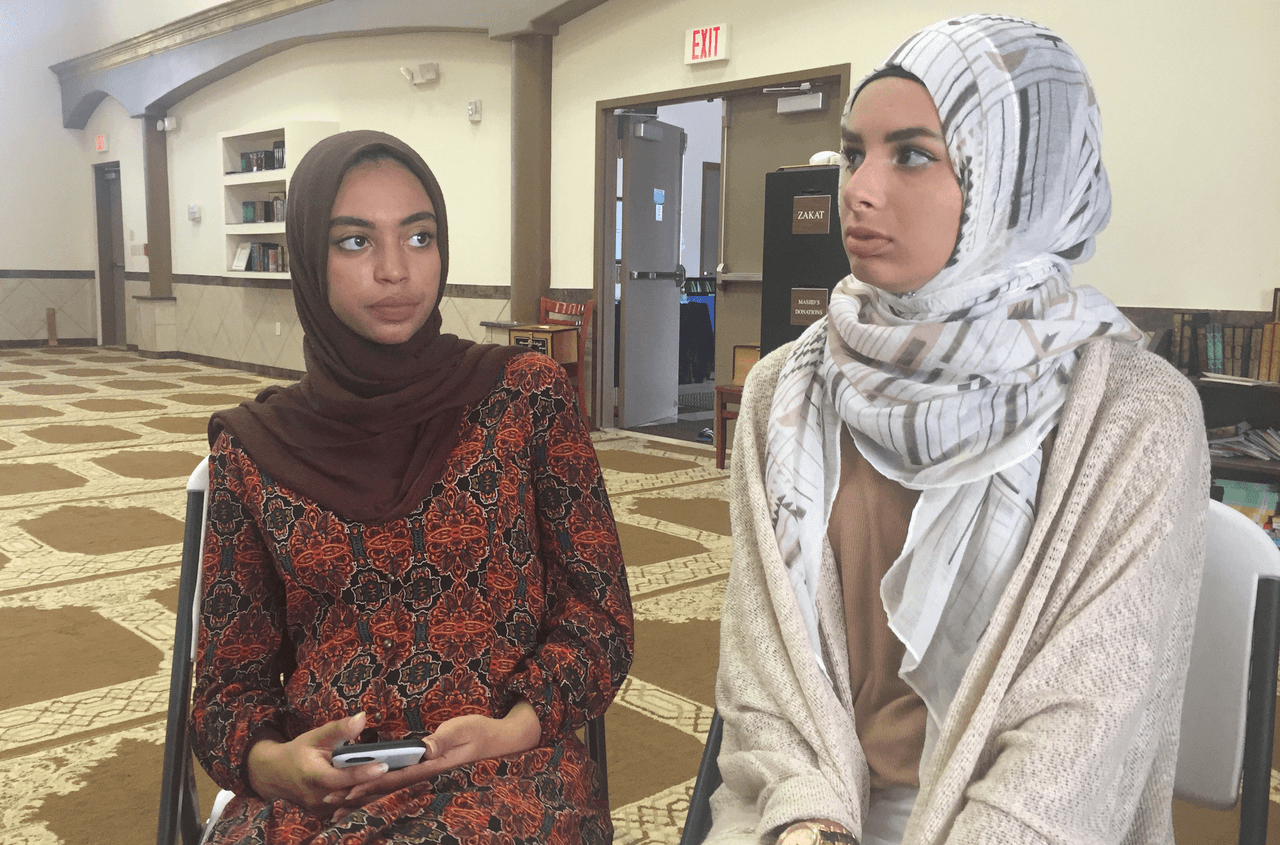 Ahlam Zehdi (izquierda) asiste a un curso en una mezquita de cómo registrar votantes en Florida.