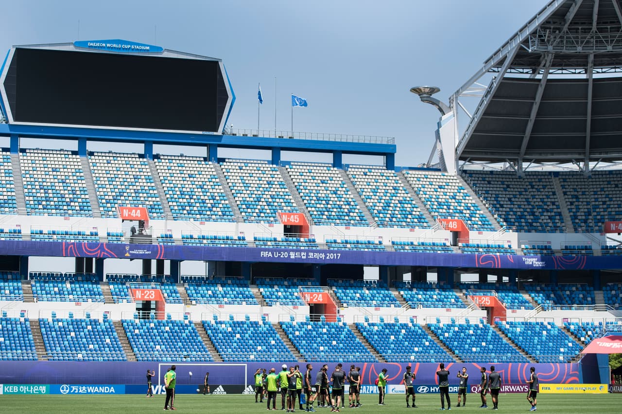 A los octavos de final clasifican los dos mejores de cada zona y los cuatro mejores que terminen en el tercer lugar, por lo que las posibilidades de clasificar a siguiente fase son altas. Sin embargo, la idea es terminar arriba en el grupo.