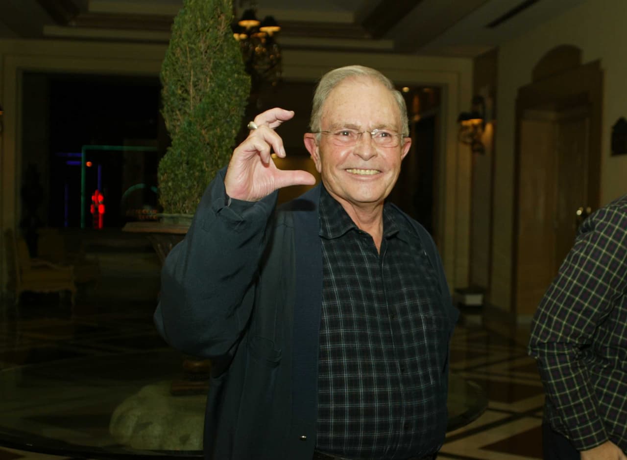 Raúl Velasco, célebre conductor de televisión mexicano e impulsor de muchos ídolos musicales, vio afectada su salud tras contraer hepatitis C, motivo por el cual fue candidato a un trasplante de hígado en 1998.