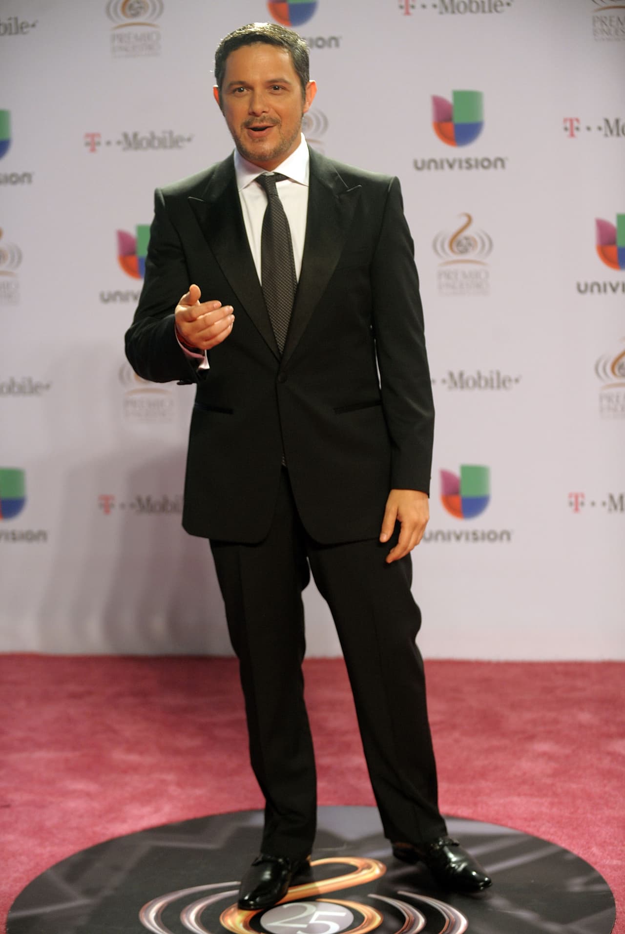 Alejandro Sanz se hizo merecedor del premio a la excelencia en 2013 y cantó los sencillos 'Mi marciana' y 'Corazón partido'.