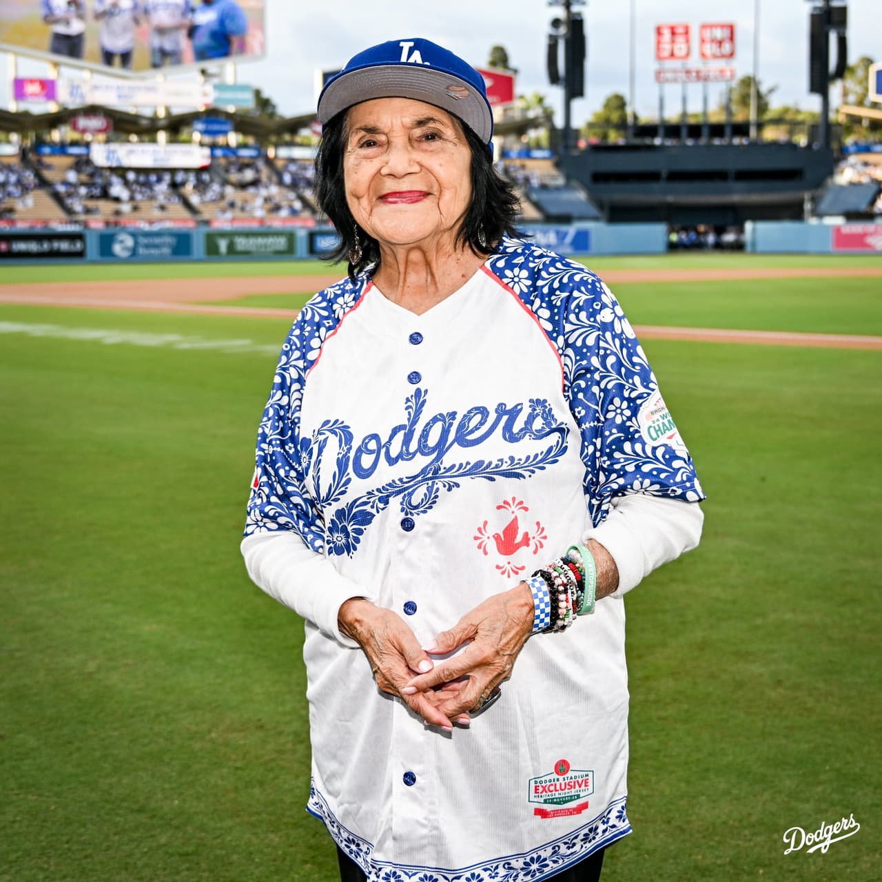 <b>Los Angeles Dodgers honraron la vida y el legado de Dolores Huerta</b>, destacada líder sindical y referente de los derechos civiles, tras su fallecimiento. El equipo expresó sus condolencias a su familia, amigos y a todas las personas que acompañaron su lucha y fueron inspiradas por su legado.