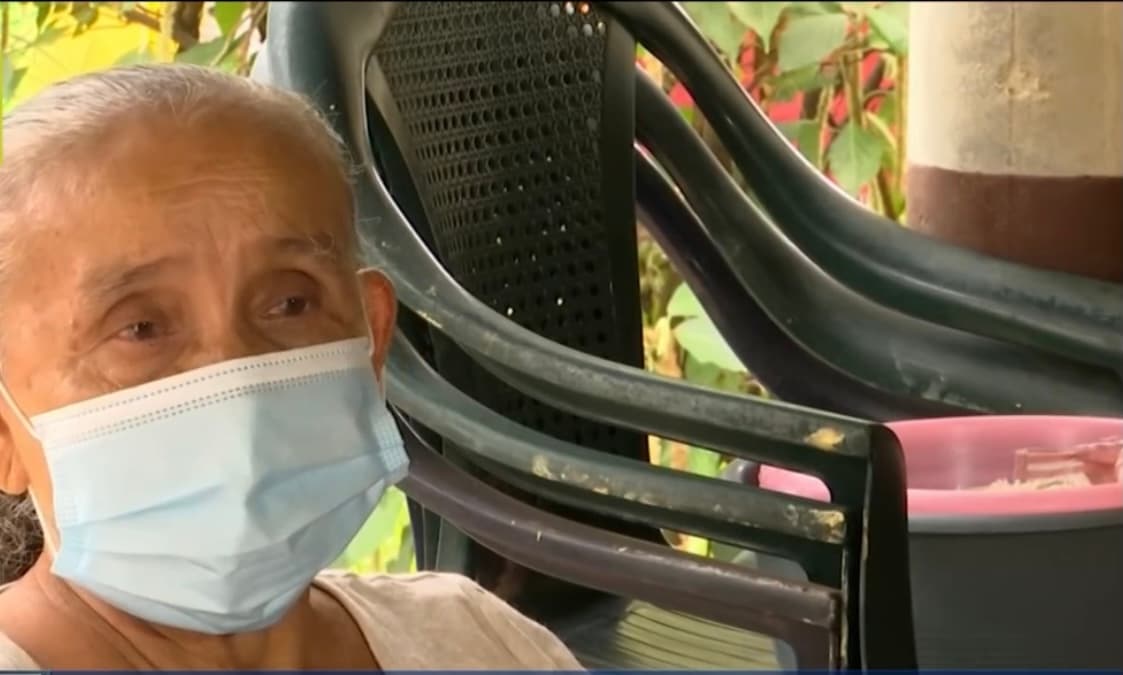 El ver a Jefferson así también afecta a su abuela, Rosa Viana, quien simplemente no puede creer lo que le está pasando a su nieto. 
<b>“Era un niño inquieto y alegre”</b>, dice angustiada al verlo ahora postrado en una cama y comiendo por medio de una sonda. 
<br>