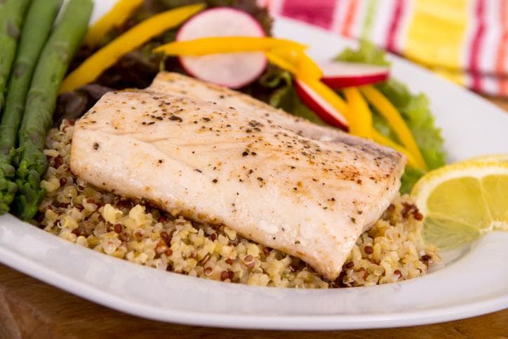 El pescado blanco combina muy bien con la quinoa en esta 
<a href="https://www.univision.com/noticias/reto-28/quinoa-con-pescado-y-brocoli-reto-28">receta</a> equilibrada que se complementa con brócoli y tomates cherry.