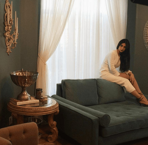 Aunque la guapísima Emeraude Toubia, que es dueña de unos ojos hermosos y un cuerpo muy tentador, es la que le roba el sueño al cantante.