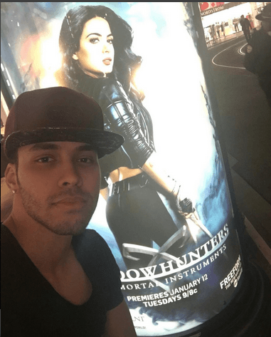 Good Luck en tu faceta de actor Royce, esperemos que Emeraude se tome una selfie así en el poster de tu estreno. :)