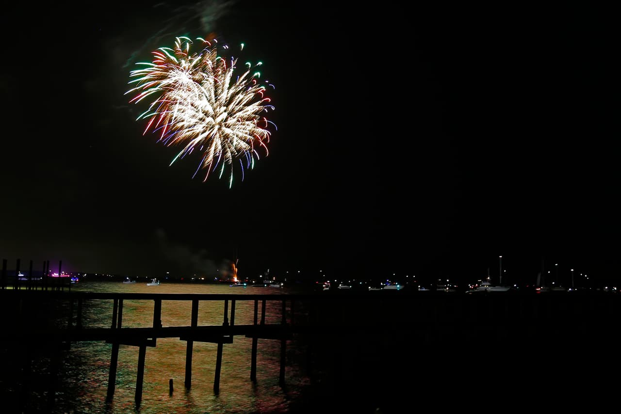 El reflejo de las luces en el agua de la bahía es lo que hace que este espectáculo de juegos pirotécnicos se distinga de otros.