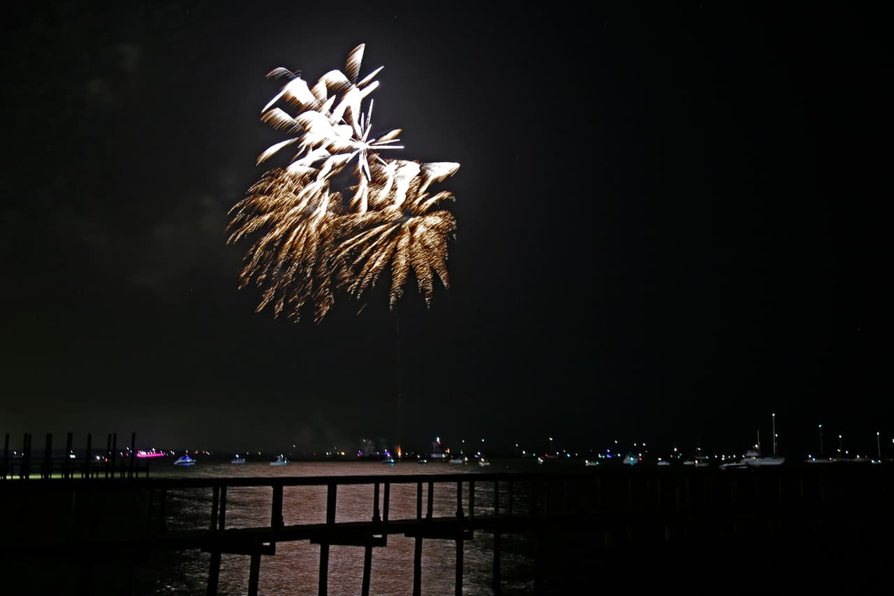 Estas imágenes fueron tomadas desde las afueras de la plataforma (board walk), en un lugar accesible al público, muy cerca del agua. Tome precauciones porque no hay cerca y está un poco oscuro.