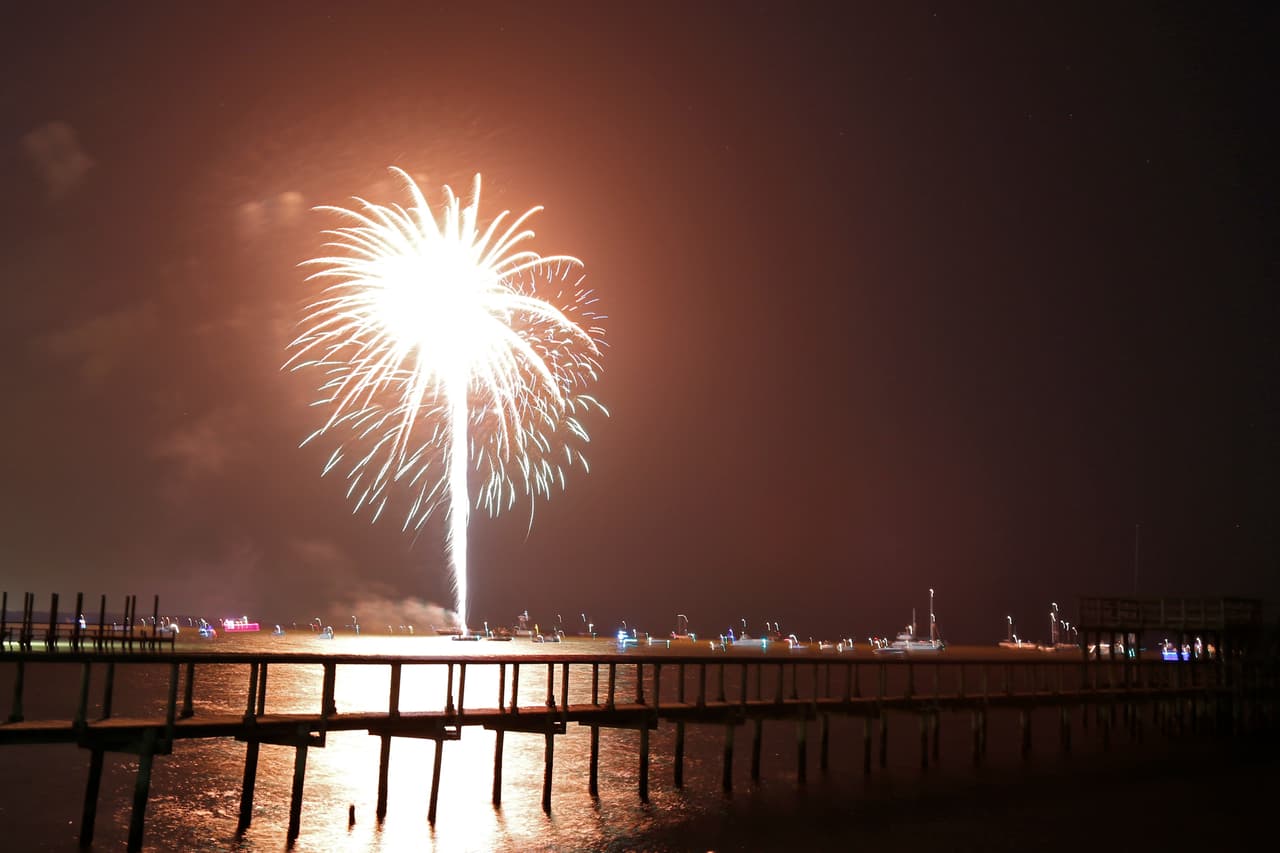 El espectáculo empieza alrededor de las 9:30 p.m., pero si quiere encontrar estacionamiento y un buen lugar para observar, llegue más temprano.