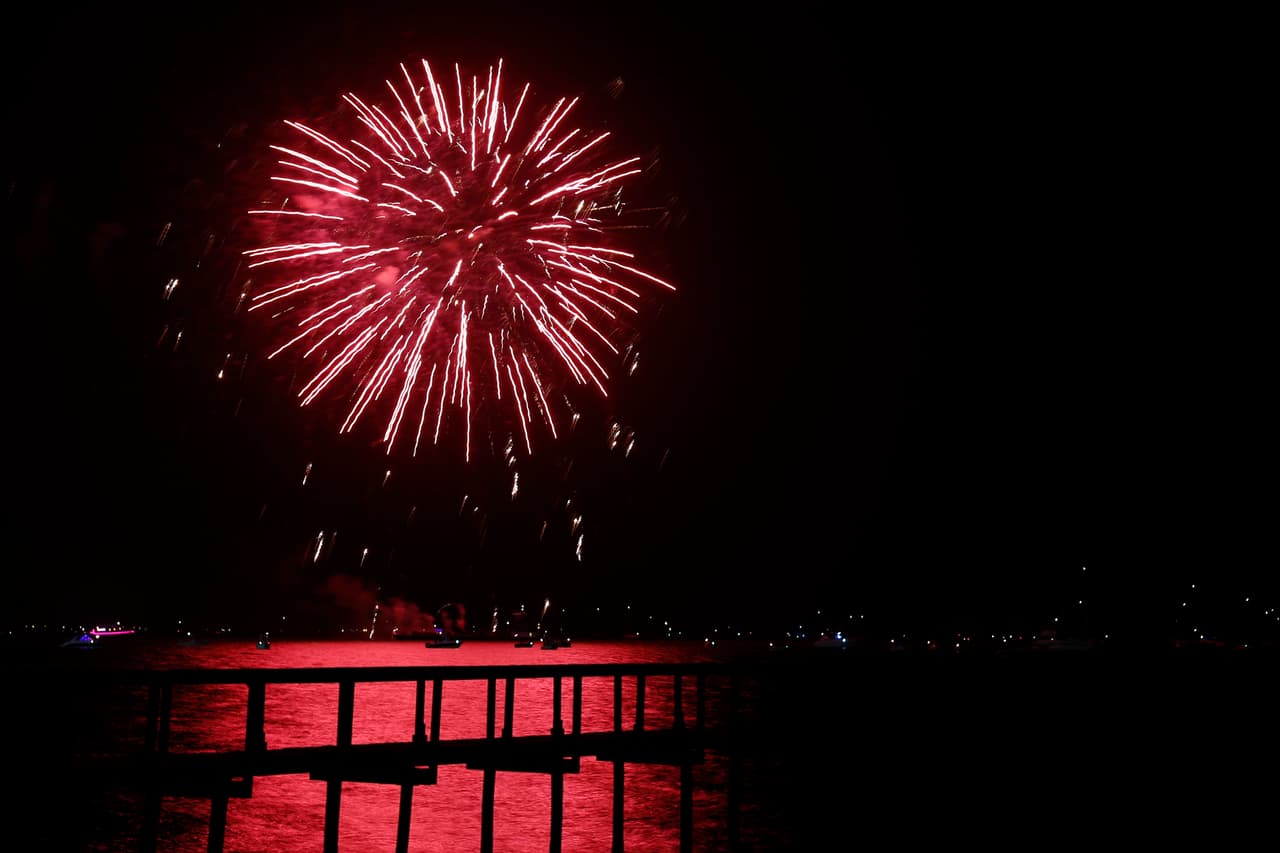 El reflejo de las luces en el agua de la bahía es lo que hace que este espectáculo de juegos pirotécnicos se distinga de otros.