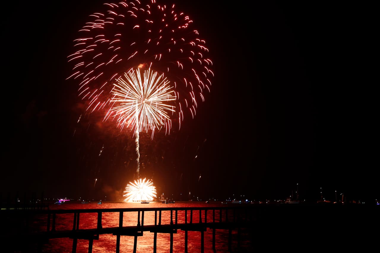 El reflejo de las luces en el agua de la bahía es lo que hace que este espectáculo de juegos pirotécnicos se distinga de otros.