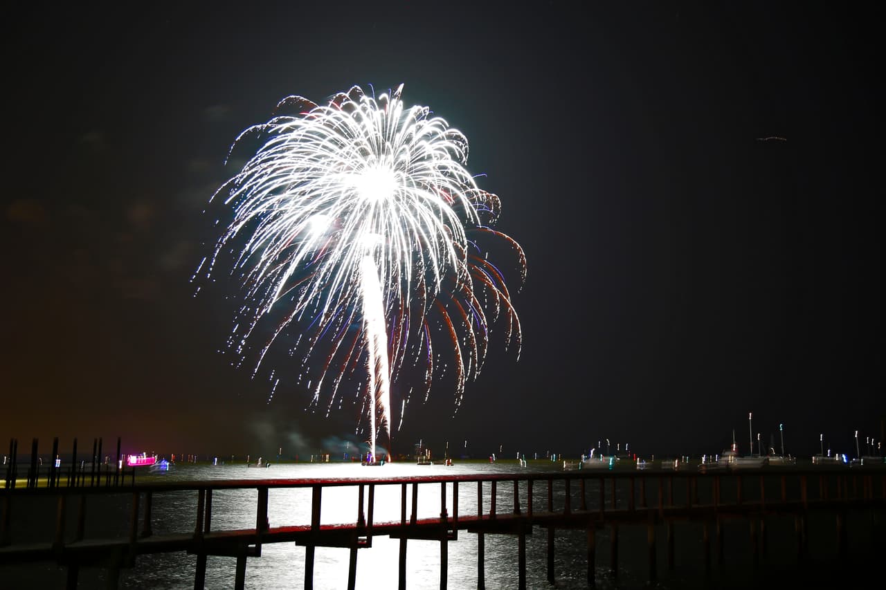 El reflejo de las luces en el agua de la bahía es lo que hace que este espectáculo de juegos pirotécnicos se distinga de otros.