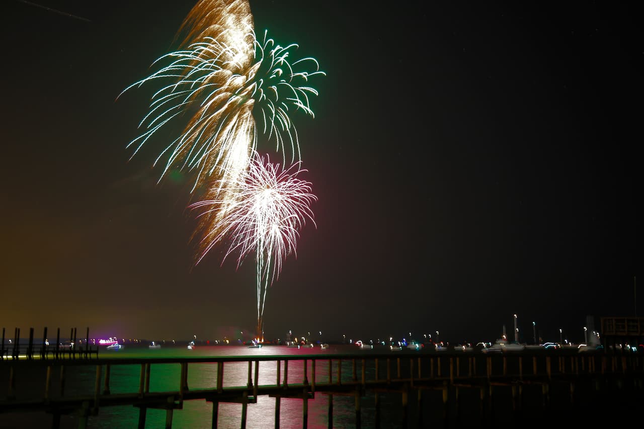 El reflejo de las luces en el agua de la bahía es lo que hace que este espectáculo de juegos pirotécnicos se distinga de otros.