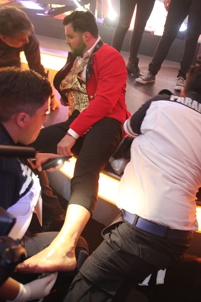 Una vez que salió del escenario, el servicio médico lo esperaba.