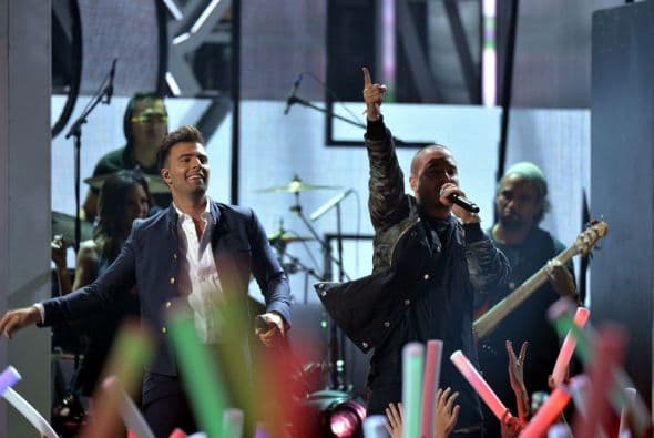 Jencarlos Canela subió al escenario para poner todo su sabor al lado de J Balvin con el tema "Tu sombra".