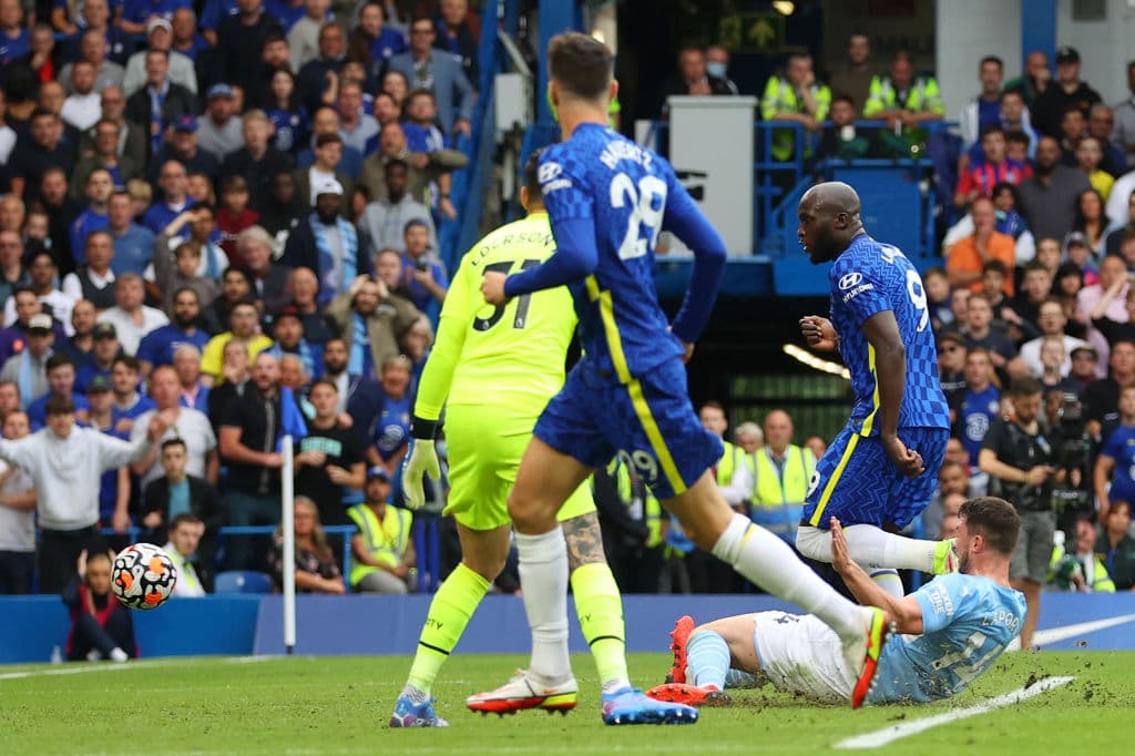 Con un solitario gol de Gabirel Jesus al minuto 53, Manchester City vence 0-1 en su visita al Chelsea y hay un cuaduple empate en la cima de la tabla con 13 unidades.