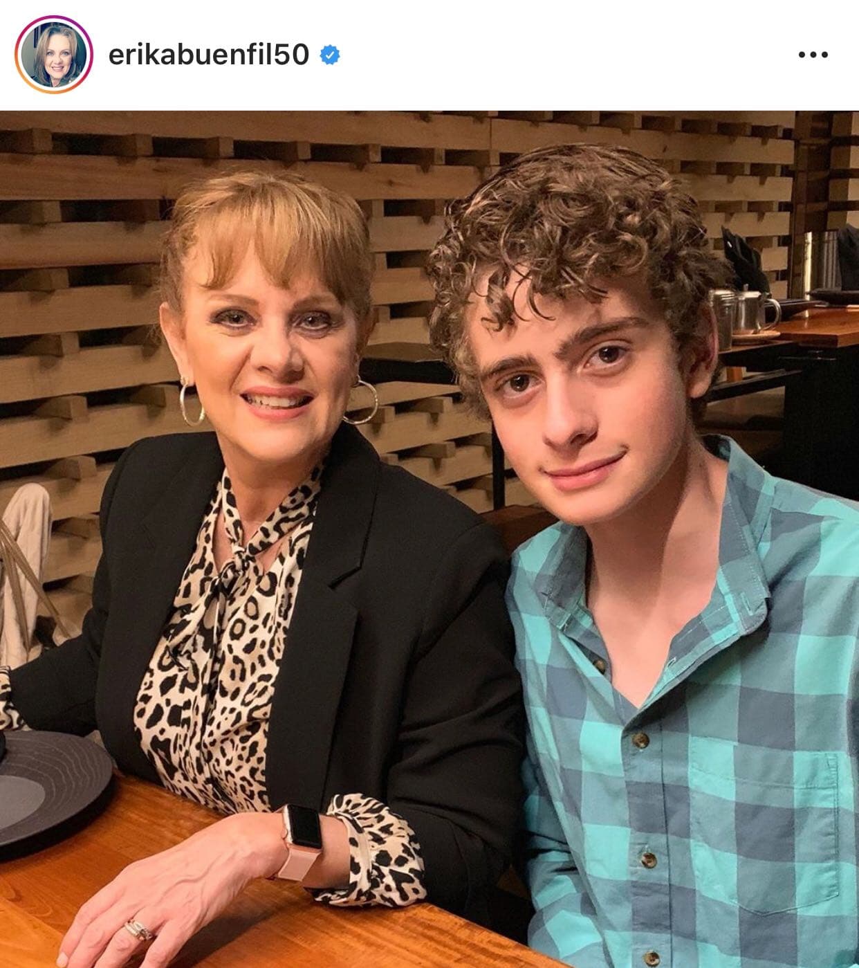 Hasta el momento, el canal de Buenfil cuenta con 
<b>11 videos</b> publicados en donde la actriz comparte sus recetas para preparar un pastel azteca, 
<b><a href="https://www.univision.com/temas/recetas-con-pollo-delicioso" target="_blank">un pollo en salsa de soya</a></b> y ensalada de manzana, entre otros.