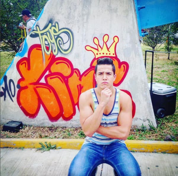 Ha participado en varias obras de teatro.