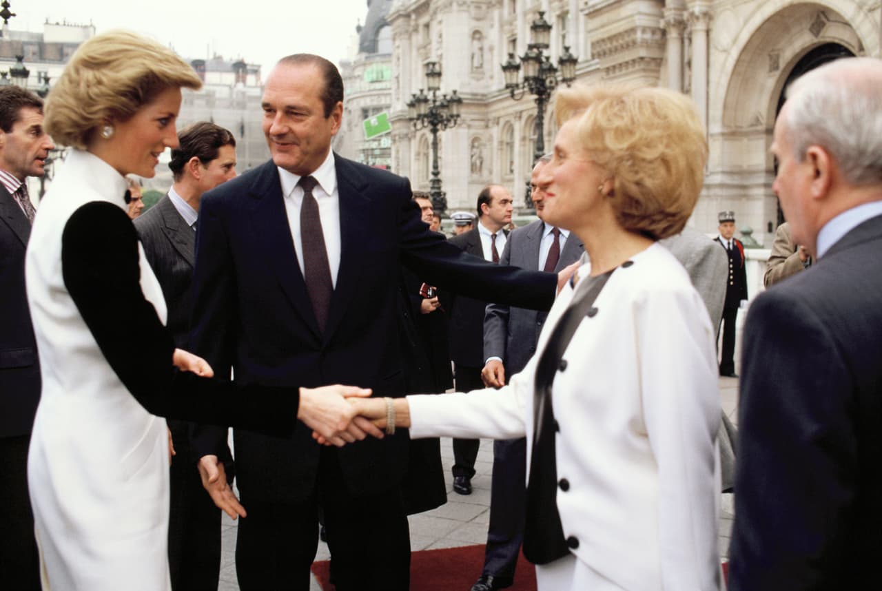 En 1988 la princesa Diana saluda al presidente de Francia Jacques Chirac y su esposa Bernardette, en una visita oficial a la capital francesa.