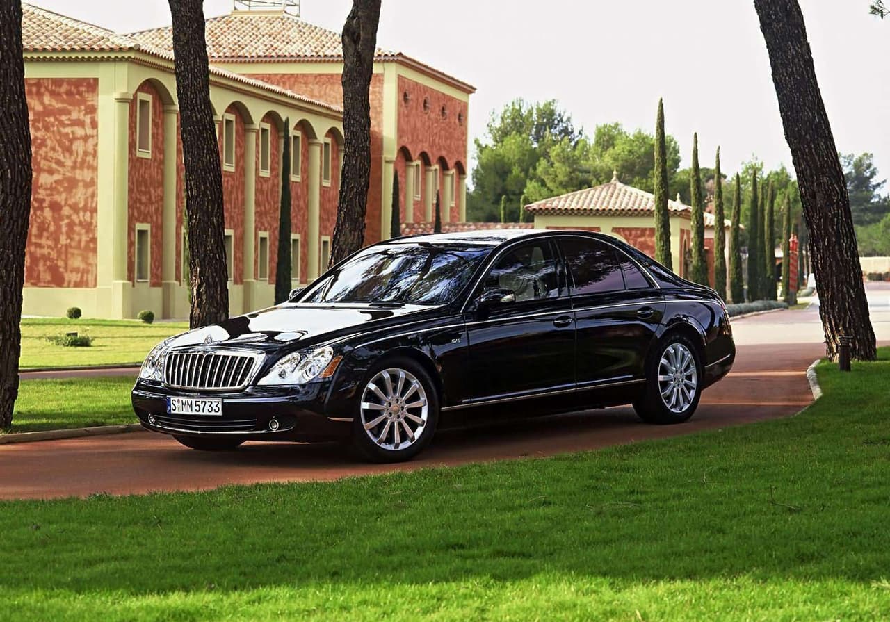<b>Maybach 57S 2007</b>: Otro de los lujos a los que tiene acceso el gran toletero dominicano-estadounidense. Cuando A-Rod llegó a los Yankees en 2007 selló el que entonces fue el mayor acuerdo en la historia del béisbo; un un contrato de 10 años por 275 millones de dólares. Suficientes para destinar una pequeña parte a este 
<b>Maybach</b> cuyo precio base parte de aproximadamente 370,000 dólares.