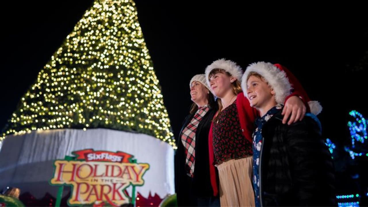 <h3 class="cms-H3-H3">Qué encontrar este año </h3>En Merry Main Street 
<b>se realiza el encendido del árbol principal.</b> Es el punto donde se siente el peso del aniversario, con
<b> decoraciones nuevas mezcladas con elementos que han ido repitiéndose desde los años ochenta</b>. El parque ofrecerá nueve espectáculos diarios. Holidays Around the World sumará este año 
<b>una escena del nacimiento a tamaño real y decoraciones culturales de distintas regiones del mundo</b>. El parque estrenará Tinkers Toy Factory, un espectáculo acrobático en Southern Palace. También abrirá Christmastime Keepsakes Store, una tienda dedicada a adornos navideños creada para esta edición.