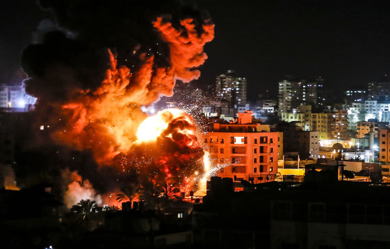 <b>Fuego sobre los edificios de Gaza</b>. Israel atacó objetivos de Hamás en esta ciudad horas después de que un cohete disparado desde la franja costera golpeó una casa en el centro de Israel, cerca de Tel Aviv, y dejó varios heridos. El ejército de Israel responsabilizó al grupo Hamás de la agresión. 25 de marzo de 2019.